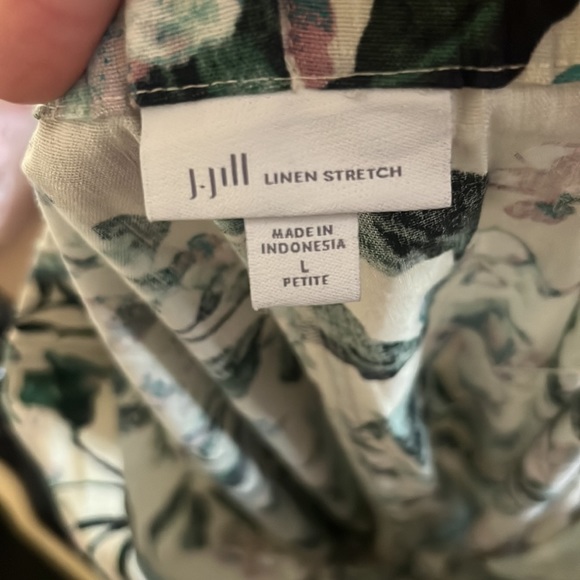 K. Jill Linen Stretch Capri Pant. Beige with Floral. Petit Large - Picture 3 of 5